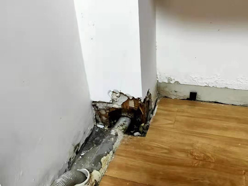 墻內(nèi)水管漏水維修:第一時(shí)間關(guān)掉自家的供水閥門，讓漏水帶來的影響盡可能的縮小。需要找到水管漏水的地方，最常使用的方法是水管打壓法。此方法需要將冷熱水管用軟管連接在一起使冷熱水形成一個(gè)圈，總閥門關(guān)閉，所有出水口只留一個(gè)口接上試壓器，其余關(guān)閉，這時(shí)試壓器的指針讀數(shù)為0。 搖動測壓桿至指針讀數(shù)到0.9-1.0之間，此時(shí)的水壓應(yīng)為正常水壓的3-6倍。然后需要等待一定時(shí)間，不同管材需要的時(shí)間不一樣，但最少也需要半個(gè)小時(shí)。此時(shí)查看壓力值，如果降幅不超過0.5個(gè)壓，就沒有漏水。如果有漏點(diǎn)，壓力就會下降較多。 找到了漏水點(diǎn)，我們就要對漏水的管道進(jìn)行維修或更換。首先要鑿開對應(yīng)墻面，此過程中要注意對地板家居的保護(hù)。然后清理干凈管道上的殘?jiān)?，進(jìn)行換新，連接好后要用防水膠對管道進(jìn)行防水處理。