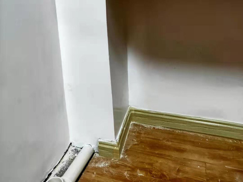 墻內(nèi)水管漏水維修:第一時(shí)間關(guān)掉自家的供水閥門，讓漏水帶來的影響盡可能的縮小。需要找到水管漏水的地方，最常使用的方法是水管打壓法。此方法需要將冷熱水管用軟管連接在一起使冷熱水形成一個(gè)圈，總閥門關(guān)閉，所有出水口只留一個(gè)口接上試壓器，其余關(guān)閉，這時(shí)試壓器的指針讀數(shù)為0。 搖動測壓桿至指針讀數(shù)到0.9-1.0之間，此時(shí)的水壓應(yīng)為正常水壓的3-6倍。然后需要等待一定時(shí)間，不同管材需要的時(shí)間不一樣，但最少也需要半個(gè)小時(shí)。此時(shí)查看壓力值，如果降幅不超過0.5個(gè)壓，就沒有漏水。如果有漏點(diǎn)，壓力就會下降較多。 找到了漏水點(diǎn)，我們就要對漏水的管道進(jìn)行維修或更換。首先要鑿開對應(yīng)墻面，此過程中要注意對地板家居的保護(hù)。然后清理干凈管道上的殘?jiān)?，進(jìn)行換新，連接好后要用防水膠對管道進(jìn)行防水處理。