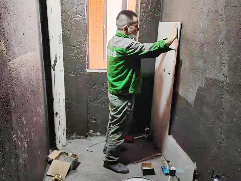 衛(wèi)生間防水貼磚維修：先做墻面防水&rarr;貼墻磚&rarr;再做地面防水2－3遍&rarr;固化期5－7天&rarr;閉水實(shí)驗(yàn)合格&rarr;地面做水泥砂漿保護(hù)層&rarr;貼地磚。都是在地面用水泥砂漿找平一次，等它干透后再做防水。一般的防水施工要做2到3遍，而且防水的順序也是有講究的，比如，要先做完墻面防水再貼墻磚，其次才可以做地面防水，再貼地磚。