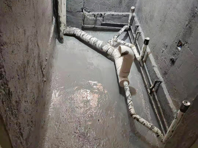 衛(wèi)生間防水貼磚維修：先做墻面防水&rarr;貼墻磚&rarr;再做地面防水2－3遍&rarr;固化期5－7天&rarr;閉水實(shí)驗(yàn)合格&rarr;地面做水泥砂漿保護(hù)層&rarr;貼地磚。都是在地面用水泥砂漿找平一次，等它干透后再做防水。一般的防水施工要做2到3遍，而且防水的順序也是有講究的，比如，要先做完墻面防水再貼墻磚，其次才可以做地面防水，再貼地磚。