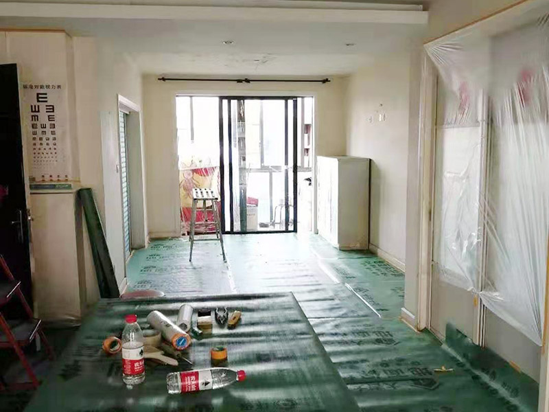 地面家具保護(hù)措施：貼好磚做好清潔，清除地磚表面的細(xì)沙之類(lèi)的。防止后期走動(dòng)或者其他動(dòng)作刮花地磚表面釉質(zhì)，導(dǎo)致后期地面很花。其他的堅(jiān)硬物也不要留在地磚表面?？梢杂玫孛姹Ｗo(hù)膜把地磚覆蓋了，在上面的各種操作就不會(huì)破壞地磚了。選擇整體都覆蓋，方便工人之后的施工，在裝修完畢后取掉就行。