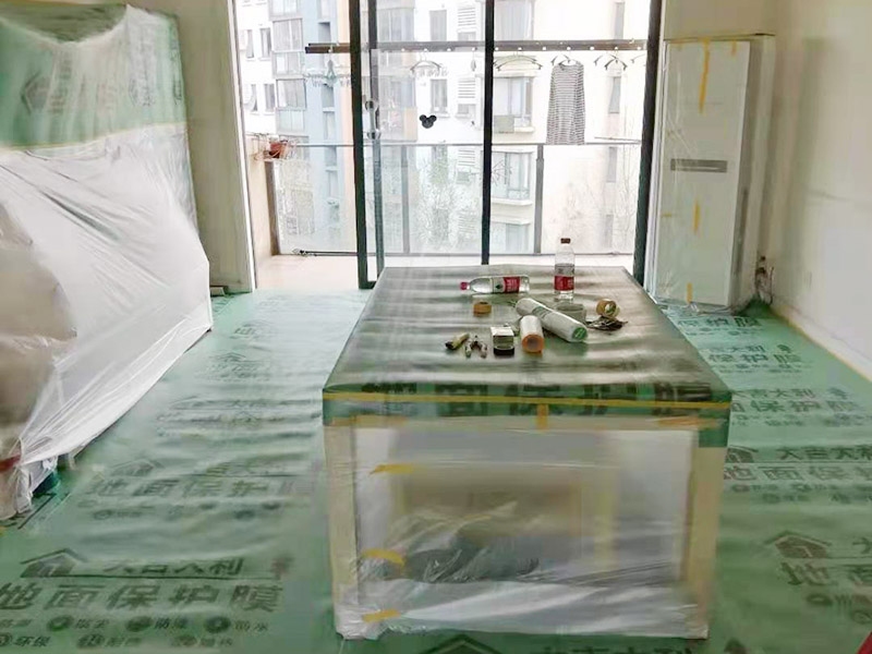 地面家具保護(hù)措施：貼好磚做好清潔，清除地磚表面的細(xì)沙之類(lèi)的。防止后期走動(dòng)或者其他動(dòng)作刮花地磚表面釉質(zhì)，導(dǎo)致后期地面很花。其他的堅(jiān)硬物也不要留在地磚表面。可以用地面保護(hù)膜把地磚覆蓋了，在上面的各種操作就不會(huì)破壞地磚了。選擇整體都覆蓋，方便工人之后的施工，在裝修完畢后取掉就行。