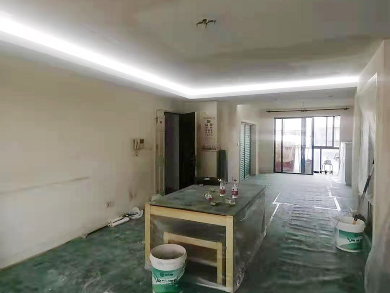 地面家具保護(hù)措施：貼好磚做好清潔，清除地磚表面的細(xì)沙之類(lèi)的。防止后期走動(dòng)或者其他動(dòng)作刮花地磚表面釉質(zhì)，導(dǎo)致后期地面很花。其他的堅(jiān)硬物也不要留在地磚表面。可以用地面保護(hù)膜把地磚覆蓋了，在上面的各種操作就不會(huì)破壞地磚了。選擇整體都覆蓋，方便工人之后的施工，在裝修完畢后取掉就行。