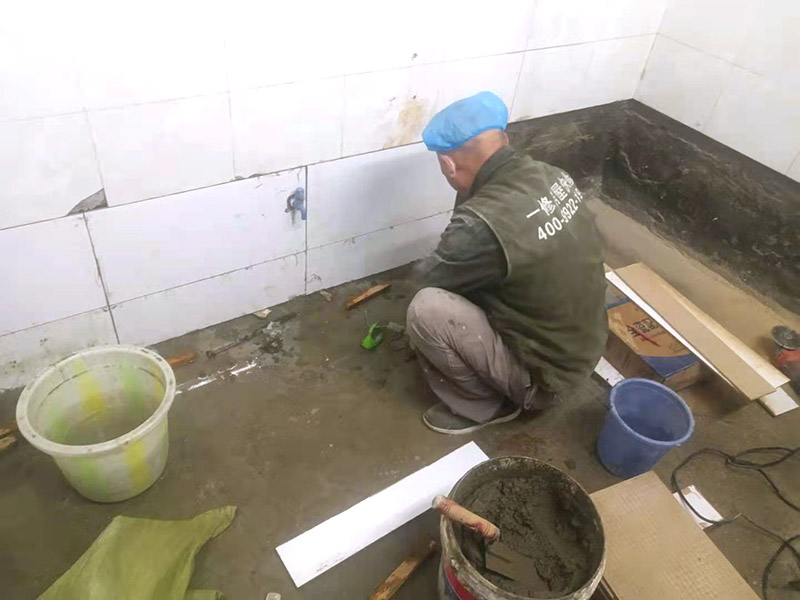 墻磚補(bǔ)瓷磚維修：如果瓷磚破損的地方，是在室內(nèi)空間中間，為了避免以后使用的美觀度，最好重新鋪貼。如果是家具擺放區(qū)域或者室內(nèi)邊角，可以使用陶瓷膠水，打磨填補(bǔ)下。 或者破損的瓷磚，需要將瓷磚的邊緣徹底清除干凈，再嵌入白水泥，使用小錘子將破損的瓷磚輕輕敲掉。如果瓷磚比較貼地面，可以使用刀子來劃分區(qū)域，從中間開始施工，讓依次將瓷磚慢慢修整干凈。