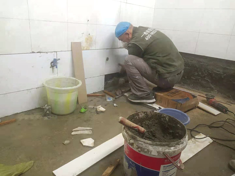 墻磚補(bǔ)瓷磚維修：如果瓷磚破損的地方，是在室內(nèi)空間中間，為了避免以后使用的美觀度，最好重新鋪貼。如果是家具擺放區(qū)域或者室內(nèi)邊角，可以使用陶瓷膠水，打磨填補(bǔ)下。 或者破損的瓷磚，需要將瓷磚的邊緣徹底清除干凈，再嵌入白水泥，使用小錘子將破損的瓷磚輕輕敲掉。如果瓷磚比較貼地面，可以使用刀子來劃分區(qū)域，從中間開始施工，讓依次將瓷磚慢慢修整干凈。