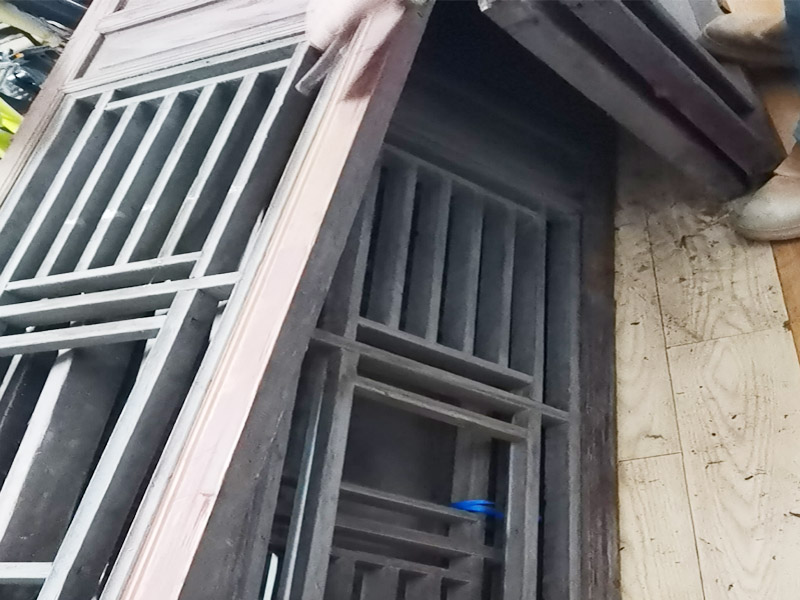 屏風(fēng)家具打磨翻新：為了保持整件家具的完整性，在拆開時(shí)應(yīng)先觀察結(jié)構(gòu)。仔細(xì)觀察完家具的結(jié)構(gòu)后，把每個(gè)部件都標(biāo)做好序號(hào)以便翻新后安裝，在家具在拆時(shí)要按照組裝時(shí)相反的順序拆開。可以使用功率較大的吹風(fēng)機(jī)來清理舊家具上的浮塵及積土，但是一定不能用濕布來擦，沒有看清楚部件本身面目之前就用濕布來擦拭會(huì)造成無法預(yù)料的傷害。家具去漆一般用細(xì)砂紙來輕輕的打磨，較硬的部位可以使用刀刮。注意去漆時(shí)原有的精雕部分不能破壞，否則會(huì)造成永久的損壞，怎么修補(bǔ)也沒有用。 最后就是對(duì)舊家具做漆面，它不是說簡(jiǎn)單地刷漆就行，而要盡量保留家具原來的漆面。舊家具的漆膜也是一樣需要打磨的，要想效果好可以用人的來對(duì)家具反復(fù)摩擦。對(duì)于家具漆面的打磨要求不能留有死角、不能留有油污、色澤要均勻一致。