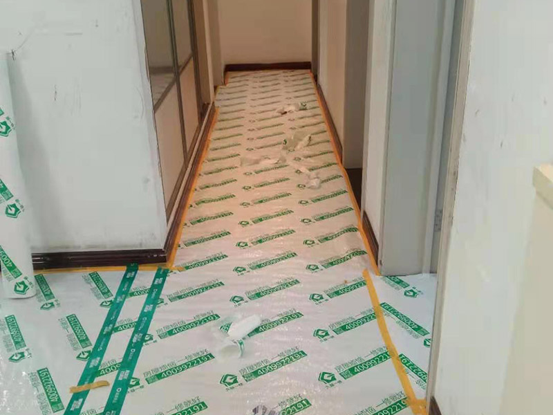 家具成品保護措施：成品飾面板在安裝好后必須用PE保護膜覆蓋包起來，所有成品飾面板的陽角位必須用硬質紙護角或泡沫棉進行保護性包裝，防止交被其他施工人員碰撞。固裝家具保護完后，在正面要貼上醒目的標簽，進行現場提示。家具木門安裝好后，木門的門框1.5米以下高度一定要用硬質紙護角或泡沫棉進行保護性包裝，門頁用PE保護膜及泡沫板包起來，防止交被其他施工人員碰撞。