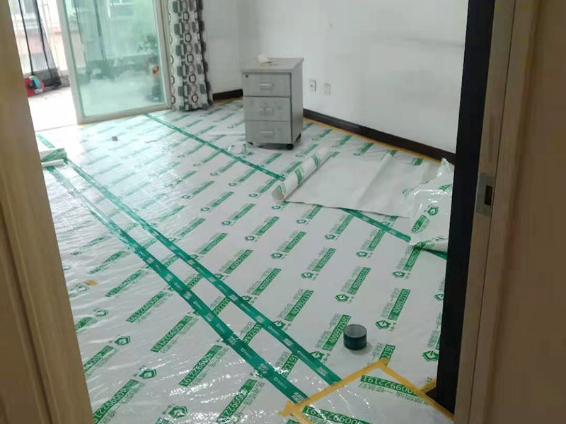 家具成品保護措施：成品飾面板在安裝好后必須用PE保護膜覆蓋包起來，所有成品飾面板的陽角位必須用硬質紙護角或泡沫棉進行保護性包裝，防止交被其他施工人員碰撞。固裝家具保護完后，在正面要貼上醒目的標簽，進行現場提示。家具木門安裝好后，木門的門框1.5米以下高度一定要用硬質紙護角或泡沫棉進行保護性包裝，門頁用PE保護膜及泡沫板包起來，防止交被其他施工人員碰撞。