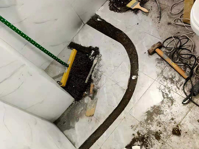 浴室地面擋水條安裝：房屋裝修時(shí)鋪地板磚的過程中會(huì)留出一條槽，水泥砂漿鋪平后放入大理石的擋水條。在鋪地磚的時(shí)候先將擋水條嵌在地磚里面，配套浴簾用的擋水條，安裝時(shí)測(cè)量好安裝高度。使浴簾自然下垂，垂進(jìn)擋水條里三厘米左右，是最好的安裝效果且安裝后水不會(huì)外濺。