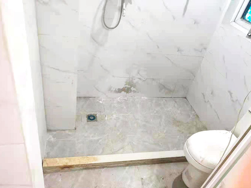 浴室地面擋水條安裝：房屋裝修時(shí)鋪地板磚的過程中會(huì)留出一條槽，水泥砂漿鋪平后放入大理石的擋水條。在鋪地磚的時(shí)候先將擋水條嵌在地磚里面，配套浴簾用的擋水條，安裝時(shí)測(cè)量好安裝高度。使浴簾自然下垂，垂進(jìn)擋水條里三厘米左右，是最好的安裝效果且安裝后水不會(huì)外濺。