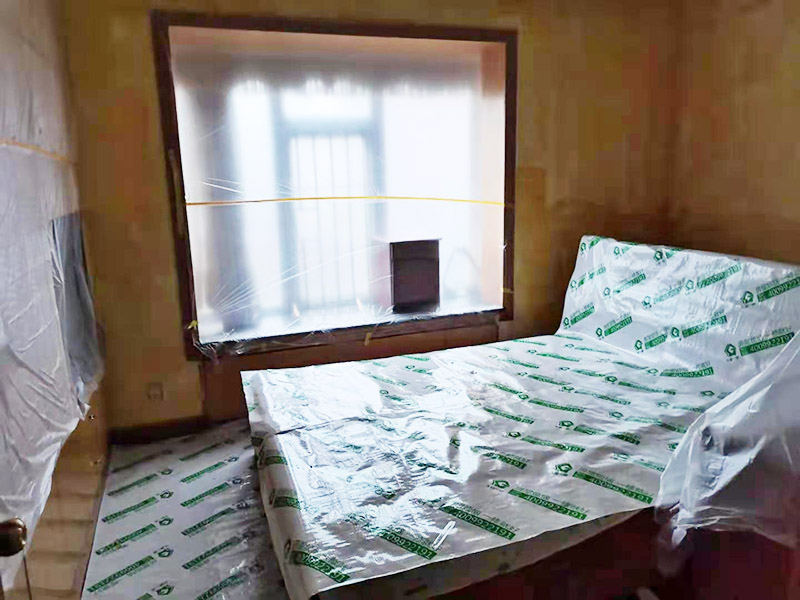 臥室翻新家具保護方案：在新房裝修及舊房翻新時粘上遮蔽保護膜和遮蔽紙，保護門窗、地板、家具及燈具等等。防止施工時涂料和油漆刷在以上物體上面，也使施工人員可以大膽、快速的涂刷墻面，不必?fù)?dān)心涂料會流到地板上造成需花大量人工清潔的現(xiàn)象?？梢灾苯犹岣呤┕ば剩?jié)約施工后的清潔工作、節(jié)約人工、提高裝修質(zhì)量。 大件家具家電搬移：在進場施工前需要將家具搬移出一定的距離，移到房子中間，并用保護膜和保護套對地板、家具、家電、墻面進行保護，一邊施工，杜絕粘污。 地面保護：用地膜將需要涂刷房間的地面鋪上地膜，如果靠近踢腳線，地膜附在30厘米遮蔽保護膜之上，用美紋紙或大膠帶固定。第一層地膜和第二層地膜之間用大膠帶固定，一定要平整無縫隙。 門、家具：根據(jù)被包裹物體大小選擇遮蔽保護膜的大小，確保保護物體四面包裹無死角，且保護膜平整。