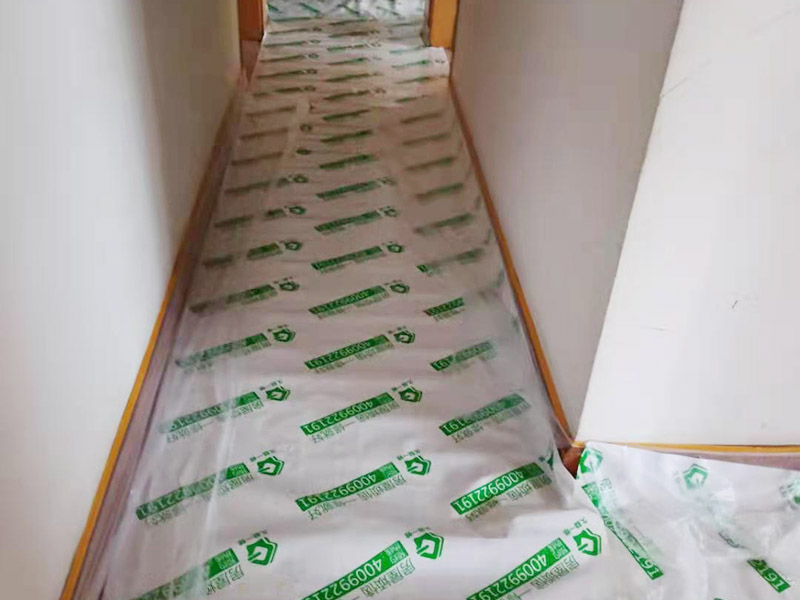 臥室翻新家具保護方案：在新房裝修及舊房翻新時粘上遮蔽保護膜和遮蔽紙，保護門窗、地板、家具及燈具等等。防止施工時涂料和油漆刷在以上物體上面，也使施工人員可以大膽、快速的涂刷墻面，不必?fù)?dān)心涂料會流到地板上造成需花大量人工清潔的現(xiàn)象?？梢灾苯犹岣呤┕ば?，節(jié)約施工后的清潔工作、節(jié)約人工、提高裝修質(zhì)量。 大件家具家電搬移：在進場施工前需要將家具搬移出一定的距離，移到房子中間，并用保護膜和保護套對地板、家具、家電、墻面進行保護，一邊施工，杜絕粘污。 地面保護：用地膜將需要涂刷房間的地面鋪上地膜，如果靠近踢腳線，地膜附在30厘米遮蔽保護膜之上，用美紋紙或大膠帶固定。第一層地膜和第二層地膜之間用大膠帶固定，一定要平整無縫隙。 門、家具：根據(jù)被包裹物體大小選擇遮蔽保護膜的大小，確保保護物體四面包裹無死角，且保護膜平整。