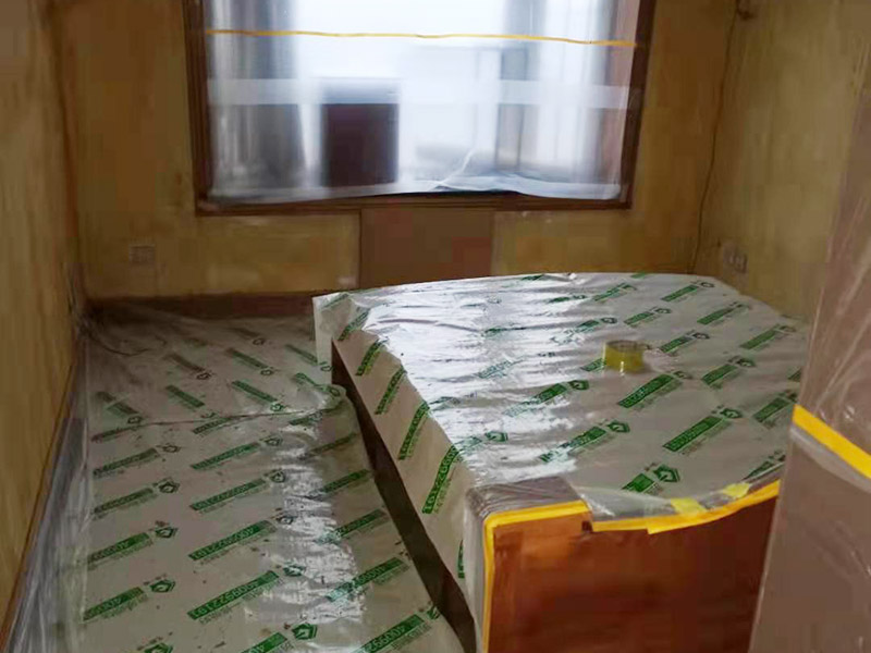 臥室翻新家具保護方案：在新房裝修及舊房翻新時粘上遮蔽保護膜和遮蔽紙，保護門窗、地板、家具及燈具等等。防止施工時涂料和油漆刷在以上物體上面，也使施工人員可以大膽、快速的涂刷墻面，不必?fù)?dān)心涂料會流到地板上造成需花大量人工清潔的現(xiàn)象?？梢灾苯犹岣呤┕ば?，節(jié)約施工后的清潔工作、節(jié)約人工、提高裝修質(zhì)量。 大件家具家電搬移：在進場施工前需要將家具搬移出一定的距離，移到房子中間，并用保護膜和保護套對地板、家具、家電、墻面進行保護，一邊施工，杜絕粘污。 地面保護：用地膜將需要涂刷房間的地面鋪上地膜，如果靠近踢腳線，地膜附在30厘米遮蔽保護膜之上，用美紋紙或大膠帶固定。第一層地膜和第二層地膜之間用大膠帶固定，一定要平整無縫隙。 門、家具：根據(jù)被包裹物體大小選擇遮蔽保護膜的大小，確保保護物體四面包裹無死角，且保護膜平整。