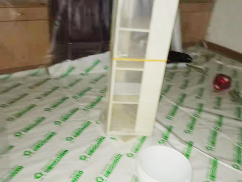 臥室翻新家具保護方案：在新房裝修及舊房翻新時粘上遮蔽保護膜和遮蔽紙，保護門窗、地板、家具及燈具等等。防止施工時涂料和油漆刷在以上物體上面，也使施工人員可以大膽、快速的涂刷墻面，不必?fù)?dān)心涂料會流到地板上造成需花大量人工清潔的現(xiàn)象?？梢灾苯犹岣呤┕ば?，節(jié)約施工后的清潔工作、節(jié)約人工、提高裝修質(zhì)量。 大件家具家電搬移：在進場施工前需要將家具搬移出一定的距離，移到房子中間，并用保護膜和保護套對地板、家具、家電、墻面進行保護，一邊施工，杜絕粘污。 地面保護：用地膜將需要涂刷房間的地面鋪上地膜，如果靠近踢腳線，地膜附在30厘米遮蔽保護膜之上，用美紋紙或大膠帶固定。第一層地膜和第二層地膜之間用大膠帶固定，一定要平整無縫隙。 門、家具：根據(jù)被包裹物體大小選擇遮蔽保護膜的大小，確保保護物體四面包裹無死角，且保護膜平整。