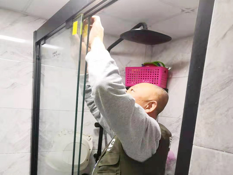 塑鋼門窗維修安裝中，經(jīng)常遇見鋁型材表面防護(hù)膜有殘留怎么辦