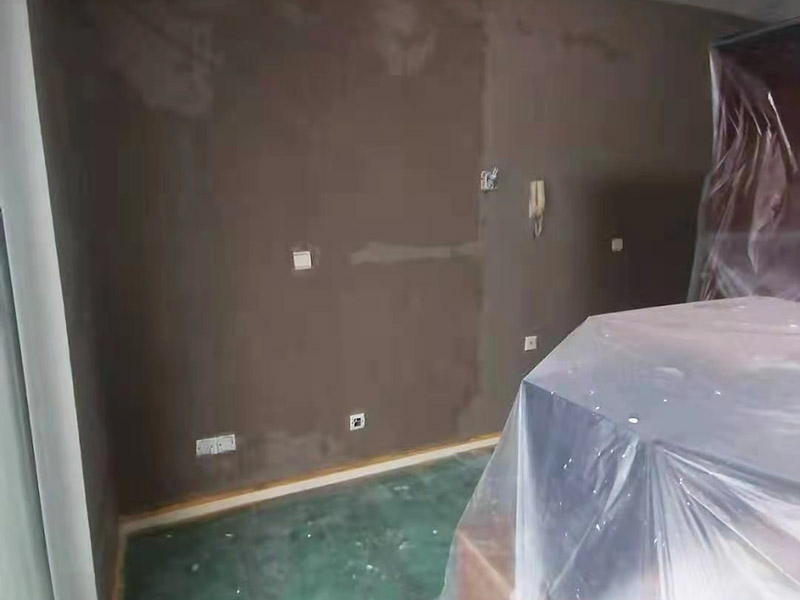 墻面頂面翻新保護：乳膠漆：目前應(yīng)用最廣，也是可以大面積使用在家里的方式，施工方便，色彩多但一般無法實現(xiàn)花紋、圖案。水性乳膠漆比較環(huán)保，但不可避免會有一些可揮發(fā)性物質(zhì)。而且目前還沒有任何一款乳膠漆能真正做到耐擦洗。 瓷磚：比較常見于廚衛(wèi)和一些公共大廳的墻面裝修，不怕水、耐用，易清潔。 木板、玻璃、石材等特殊裝飾物：一般用于一些特殊的墻面，主要為打造一些視覺效果，很少大面積使用。