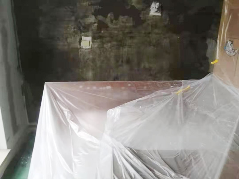 墻面頂面翻新保護：乳膠漆：目前應(yīng)用最廣，也是可以大面積使用在家里的方式，施工方便，色彩多但一般無法實現(xiàn)花紋、圖案。水性乳膠漆比較環(huán)保，但不可避免會有一些可揮發(fā)性物質(zhì)。而且目前還沒有任何一款乳膠漆能真正做到耐擦洗。 瓷磚：比較常見于廚衛(wèi)和一些公共大廳的墻面裝修，不怕水、耐用，易清潔。 木板、玻璃、石材等特殊裝飾物：一般用于一些特殊的墻面，主要為打造一些視覺效果，很少大面積使用。