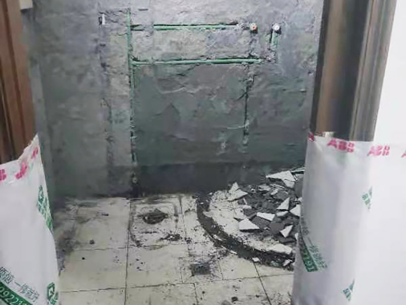 衛(wèi)生間局部改造：衛(wèi)生間改造中水電的改造尤為重要且需要最早開始著手，由于會(huì)涉及到浴霸采暖、燈光的線路走向、水管的入墻等問題，所以在改造之前需制定一個(gè)詳細(xì)的水電走向設(shè)計(jì)。衛(wèi)生間改造中一般都需要做吊頂處理，當(dāng)然，美觀的同時(shí)作為淋浴的場所防水等方面也需要注意。所以在選擇衛(wèi)生間的吊頂材料時(shí)，具備防水、防潮、防腐蝕、耐高溫功能的耐用材料值得購買。一般常見的衛(wèi)生間吊頂材料是鋁扣板。