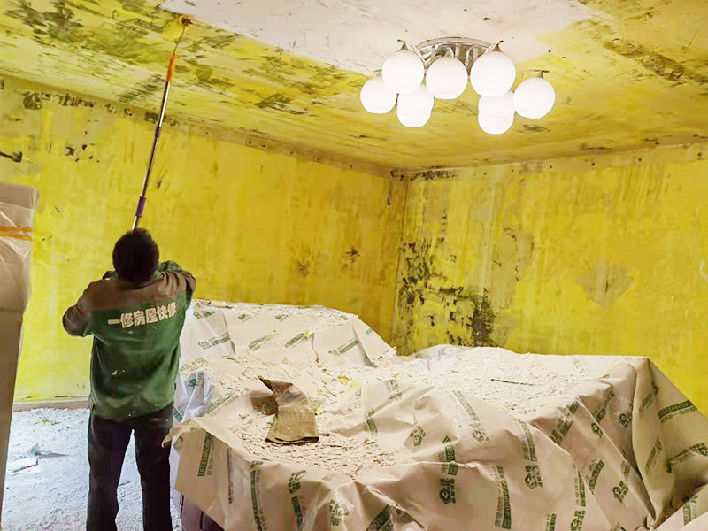 客廳墻面拆除翻新：墻面如果出現(xiàn)細(xì)微白色粉末，說明墻內(nèi)鹽分在析出，這時候建議大家可以用尼龍刷或鐵刷將其刷除，在觀察幾天，確定不再有白色粉末析出，且待水泥墻面干燥磨平，便可上漆。若水泥墻表面白色粉末多且不斷析出，將其清理后，可先上一道墻面底漆，預(yù)防日后鹽分侵蝕，形成壁癌。也不要在三個月內(nèi)使用油性涂料或不透水的壁紙涂刷或裝修。可以使用刀或是鐵刷來除去墻面剝落的漆膜，然后利用砂紙將墻面表層磨平就可以了。用批土刀來修整墻體的表面，有的墻面會出現(xiàn)污漬、開裂、起泡等現(xiàn)象，都要及時做處理。墻面涂刷的時候應(yīng)該先從頂部開始