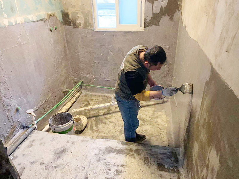 衛(wèi)生間防水裝修案例：清理衛(wèi)生間基層，包括灰塵、沙粒、水泥等，地面找平找坡，墻面若有裂痕、空鼓、缺陷用水泥抹平，保證基層堅(jiān)固平整。衛(wèi)生間陰陽角、水管根部應(yīng)避免死角，做成圓弧并順直。漏水概率最大的部位主要是陰陽角、水管根部，為了降低漏水風(fēng)險(xiǎn)先將這些部位做一遍防水。第二遍防水與第一遍防水要才有十字交叉的方式，這樣能夠降低漏刷的可能性。防水一般做兩到三遍，每遍厚度控制在0.5mm左右。