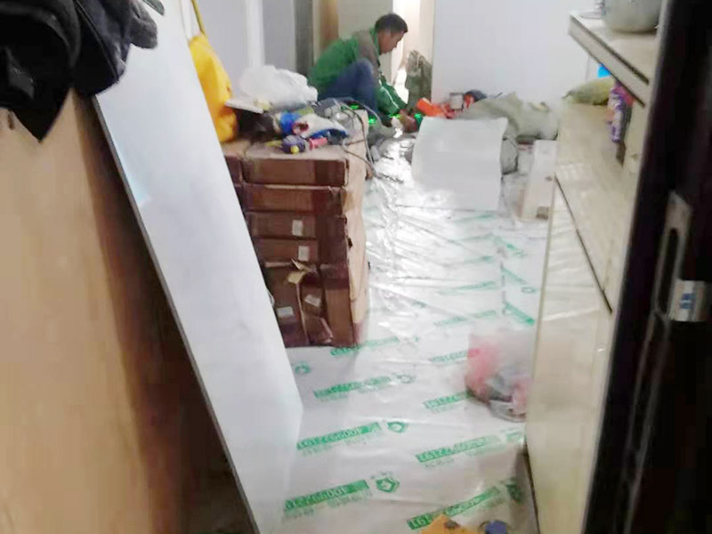 衛(wèi)生間防水裝修案例：清理衛(wèi)生間基層，包括灰塵、沙粒、水泥等，地面找平找坡，墻面若有裂痕、空鼓、缺陷用水泥抹平，保證基層堅(jiān)固平整。衛(wèi)生間陰陽角、水管根部應(yīng)避免死角，做成圓弧并順直。漏水概率最大的部位主要是陰陽角、水管根部，為了降低漏水風(fēng)險(xiǎn)先將這些部位做一遍防水。第二遍防水與第一遍防水要才有十字交叉的方式，這樣能夠降低漏刷的可能性。防水一般做兩到三遍，每遍厚度控制在0.5mm左右。