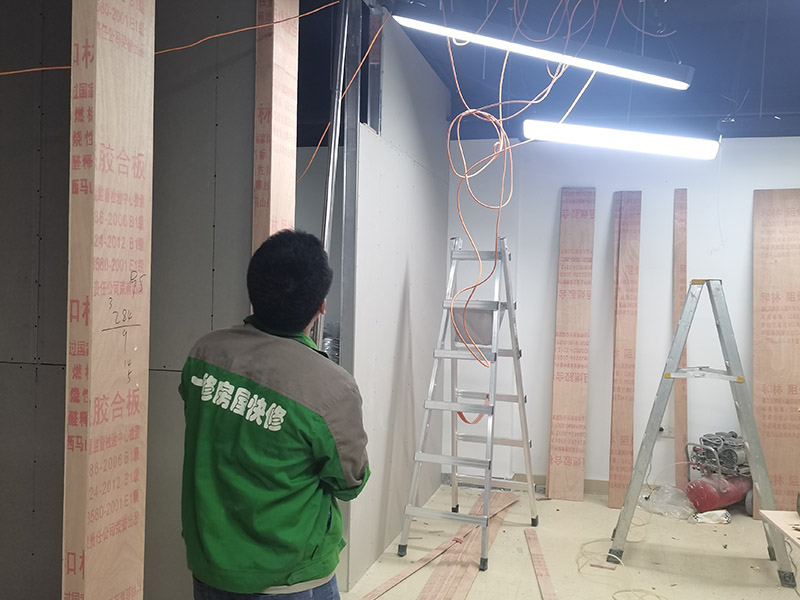 辦公室燈具線(xiàn)管安裝：熟悉圖紙，在施工前必須熟悉施工圖紙，而且最好由監(jiān)理、設(shè)計(jì)師、業(yè)主三方在施工現(xiàn)場(chǎng)核對(duì)圖紙，如發(fā)現(xiàn)圖紙中有不符合現(xiàn)場(chǎng)的情況需立刻一起商定更改。 首先，一句施工圖在現(xiàn)場(chǎng)確認(rèn)插座，開(kāi)關(guān)及各種燈具的位置，并在相應(yīng)位置上做好標(biāo)記。如果沒(méi)有特殊要求，插座、開(kāi)關(guān)應(yīng)按照如下標(biāo)準(zhǔn)安裝