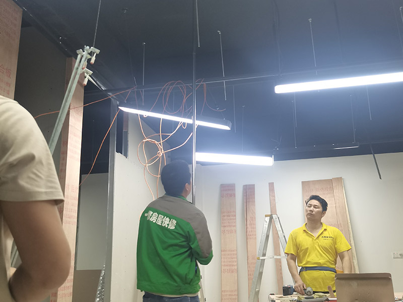辦公室燈具線(xiàn)管安裝：熟悉圖紙，在施工前必須熟悉施工圖紙，而且最好由監(jiān)理、設(shè)計(jì)師、業(yè)主三方在施工現(xiàn)場(chǎng)核對(duì)圖紙，如發(fā)現(xiàn)圖紙中有不符合現(xiàn)場(chǎng)的情況需立刻一起商定更改。 首先，一句施工圖在現(xiàn)場(chǎng)確認(rèn)插座，開(kāi)關(guān)及各種燈具的位置，并在相應(yīng)位置上做好標(biāo)記。如果沒(méi)有特殊要求，插座、開(kāi)關(guān)應(yīng)按照如下標(biāo)準(zhǔn)安裝