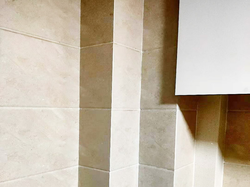 廚房墻磚修復(fù)施工：1、刮除掉需要更換的瓷磚與周圍瓷磚的接縫處的填縫劑； 2、用云石機沿瓷磚的對角線切開，注意不要到瓷磚的四個角，離角大概有10公分即可； 3、采用錘子，從對角線的中心位置砸開，取掉中心碎裂的瓷磚； 4、采用錘子和撬杠從碎裂中心邊緣部分開始，撬杠適當向外傾斜立在磚面，用錘子錘擊撬杠，逐步的從中心往四周敲砸瓷磚，到瓷磚的邊的部分要特別的小心。 5、將砸掉瓷磚瓷磚后的墻地面基層清理干凈，剔除松動的基層； 6、采用水泥砂漿重新粘貼新的瓷磚。