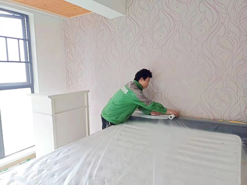 地面家具成品保護措施:在墻面翻新前，需要先將舊漆面鏟除干凈，之后在進行打磨，將墻面的浮沉雜物都清理干凈。如果墻面有凹凸不平的情況，要先用膩子修補，如果墻面出現(xiàn)空鼓的現(xiàn)象，也要將整面的墻皮進行鏟除，在做后續(xù)的處理。基層做完后，需要將施工區(qū)域的家具物件移除，避免在翻新過程中，使家具受到損傷。