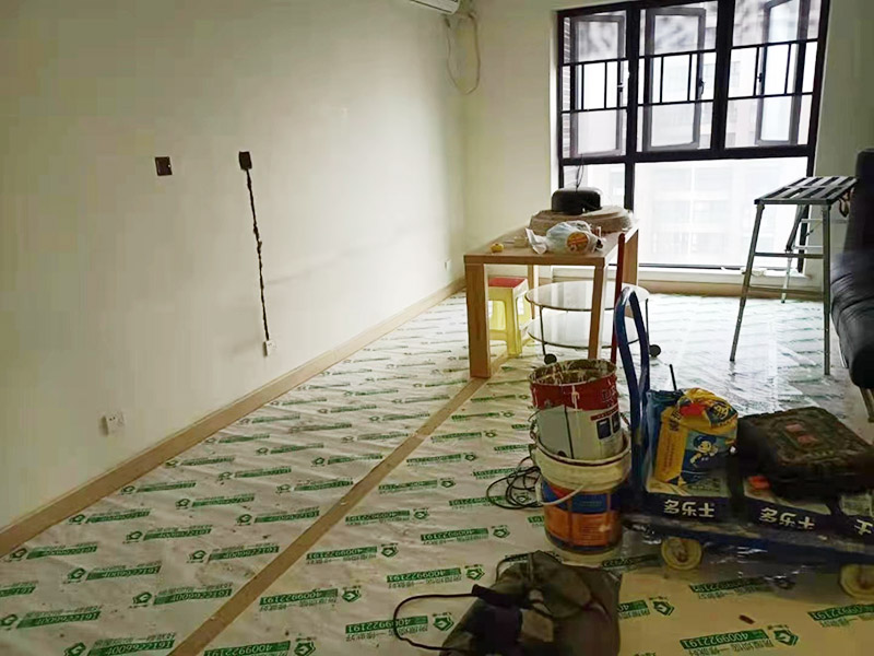 地面家具成品保護措施:在墻面翻新前，需要先將舊漆面鏟除干凈，之后在進行打磨，將墻面的浮沉雜物都清理干凈。如果墻面有凹凸不平的情況，要先用膩子修補，如果墻面出現(xiàn)空鼓的現(xiàn)象，也要將整面的墻皮進行鏟除，在做后續(xù)的處理?；鶎幼鐾旰?，需要將施工區(qū)域的家具物件移除，避免在翻新過程中，使家具受到損傷。