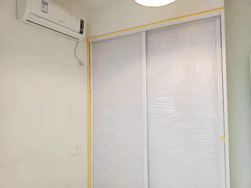 地面家具成品保護措施:在墻面翻新前，需要先將舊漆面鏟除干凈，之后在進行打磨，將墻面的浮沉雜物都清理干凈。如果墻面有凹凸不平的情況，要先用膩子修補，如果墻面出現(xiàn)空鼓的現(xiàn)象，也要將整面的墻皮進行鏟除，在做后續(xù)的處理。基層做完后，需要將施工區(qū)域的家具物件移除，避免在翻新過程中，使家具受到損傷。