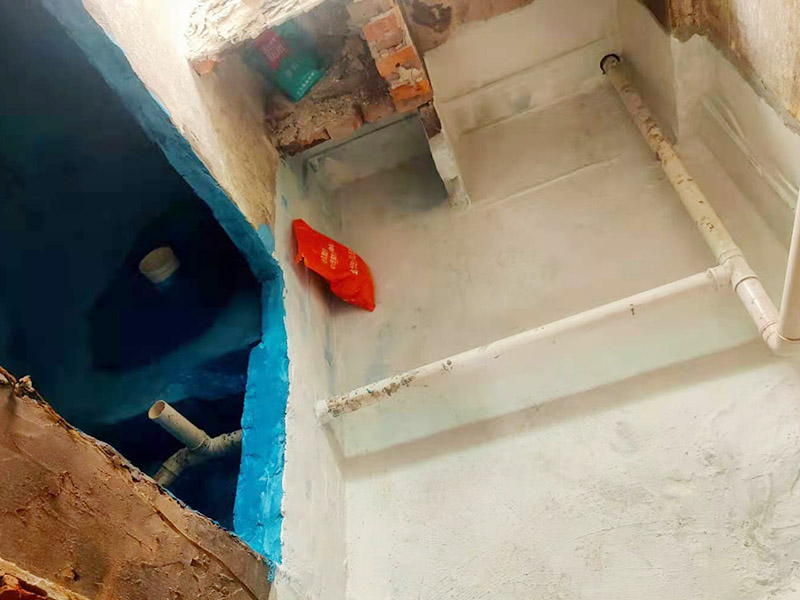 地面防水施工流程:清理基層：將墊層上松散的混凝土、砂漿等清洗干凈，凸出的鼓包剔除。 刷水泥素漿：配合比為水泥∶防水油，加上適量水拌合成粥狀，鋪攤在地面上，用掃帚均勻掃一遍。 抹底層砂漿：底層用1∶3水泥砂漿，摻入水泥重3%～5%的防水粉。拌好的砂漿倒在地上，用杠尺刮平，木抹子順平，鐵抹子壓一遍。 刷水泥素漿：常溫間隔1d后刷水泥素漿一道，配合比為水泥∶防水油加適量水。 抹面層砂漿：刷水泥素漿后，接著抹面層砂漿，配合比及做法用底層。