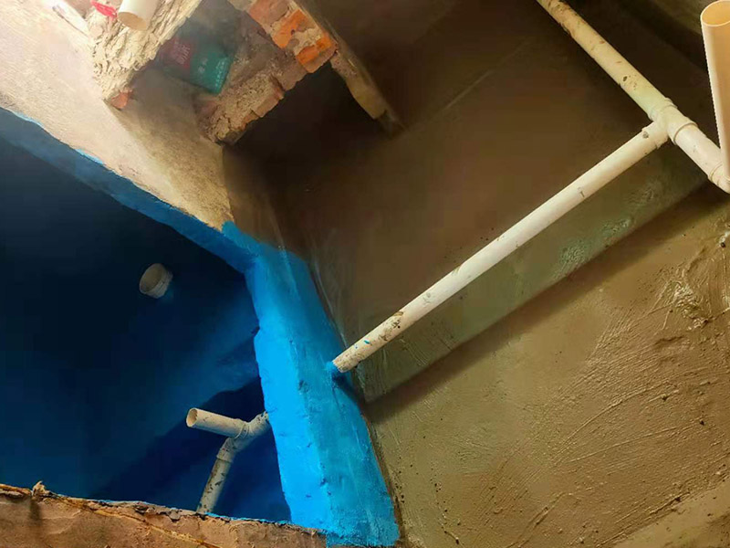 地面防水施工流程:清理基層：將墊層上松散的混凝土、砂漿等清洗干凈，凸出的鼓包剔除。 刷水泥素漿：配合比為水泥∶防水油，加上適量水拌合成粥狀，鋪攤在地面上，用掃帚均勻掃一遍。 抹底層砂漿：底層用1∶3水泥砂漿，摻入水泥重3%～5%的防水粉。拌好的砂漿倒在地上，用杠尺刮平，木抹子順平，鐵抹子壓一遍。 刷水泥素漿：常溫間隔1d后刷水泥素漿一道，配合比為水泥∶防水油加適量水。 抹面層砂漿：刷水泥素漿后，接著抹面層砂漿，配合比及做法用底層。