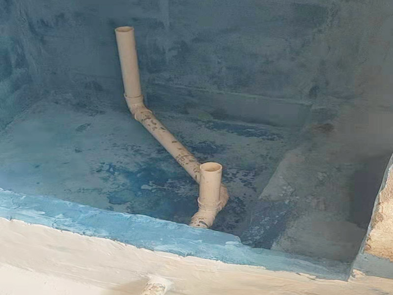 地面防水施工流程:清理基層：將墊層上松散的混凝土、砂漿等清洗干凈，凸出的鼓包剔除。 刷水泥素漿：配合比為水泥∶防水油，加上適量水拌合成粥狀，鋪攤在地面上，用掃帚均勻掃一遍。 抹底層砂漿：底層用1∶3水泥砂漿，摻入水泥重3%～5%的防水粉。拌好的砂漿倒在地上，用杠尺刮平，木抹子順平，鐵抹子壓一遍。 刷水泥素漿：常溫間隔1d后刷水泥素漿一道，配合比為水泥∶防水油加適量水。 抹面層砂漿：刷水泥素漿后，接著抹面層砂漿，配合比及做法用底層。