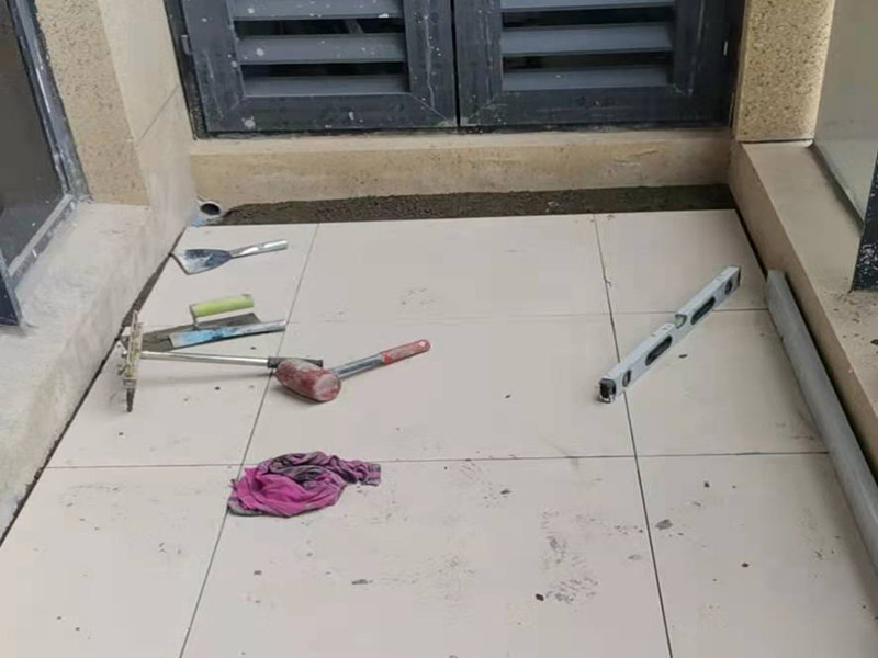 地磚鋪貼施工：干鋪法是將沙子和水泥按照3：1的比例混合后兌少量的水，使水泥和沙子混合到可以用手攥成團(tuán)的黏稠度，將混合好的沙子水泥鋪在地面上，用一個(gè)平板把表面摸平。在瓷磚背面抹上黏稠度非常高的水泥，把瓷磚放到地面上，用橡皮錘敲實(shí)就完成了,主要用于地面瓷磚的鋪裝。 濕鋪法，是將沙子和水泥按照2：1的比例混合后兌水和好，水的量要多一些，使沙子和水泥的黏稠度高一些，然后涂抹到用水浸泡好的瓷磚背面貼到墻面上，濕鋪發(fā)主要應(yīng)用與墻面。