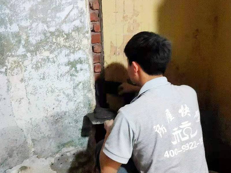 墻面抹水泥找平:步驟一：清理墻面；把墻面起皮和裂縫位置處理干凈，并用水泥砂漿補抹好，把殘留的灰渣鏟除干凈，然后把墻面清理干凈。需要注意的是：如果墻面吸水性比較強，要先用清水濕潤或是噴刷膠水做封底處理。  步驟二：第一遍刮膩子；水泥抹面的墻面最好配制底料，不僅能降低工程造價，還可以提高施工的質量。 步驟三：第二遍刮膩子；第一遍墻體干透后，可以上第二遍膩子進一步刮平。但是第二遍的膩子調兌不易過稀，它的含水量別過大，要保證第二遍膩子刮涂后的水分盡快被第一遍的膩子吸收，只有等到墻面水分減少到一定程度后方才可進
