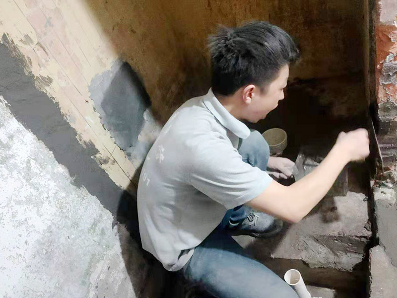墻面抹水泥找平:步驟一：清理墻面；把墻面起皮和裂縫位置處理干凈，并用水泥砂漿補抹好，把殘留的灰渣鏟除干凈，然后把墻面清理干凈。需要注意的是：如果墻面吸水性比較強，要先用清水濕潤或是噴刷膠水做封底處理。  步驟二：第一遍刮膩子；水泥抹面的墻面最好配制底料，不僅能降低工程造價，還可以提高施工的質量。 步驟三：第二遍刮膩子；第一遍墻體干透后，可以上第二遍膩子進一步刮平。但是第二遍的膩子調兌不易過稀，它的含水量別過大，要保證第二遍膩子刮涂后的水分盡快被第一遍的膩子吸收，只有等到墻面水分減少到一定程度后方才可進