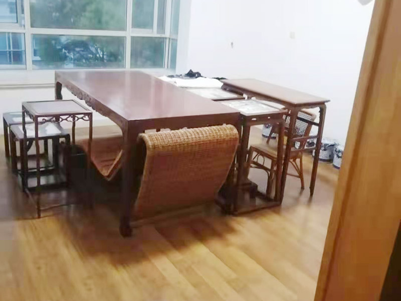 二手房裝修家具保護(hù)：1、做好入戶門保護(hù) 各類裝修物料的進(jìn)場、建筑裝修的清理都必須經(jīng)過入戶門。在對物品進(jìn)行搬運時，難免會與入戶門發(fā)生磕碰及摩擦。 建議，在裝修開工前知道家具家電進(jìn)場，都應(yīng)當(dāng)使用成品保護(hù)膜將入戶門進(jìn)行包裹。  2、做好水電改造期間的成品保護(hù) 水電改造是基礎(chǔ)裝修，水電裝修的質(zhì)量好壞，直接決定著后期的施工和使用。因此，在進(jìn)行水電改造時，同樣需要做好成品保護(hù)工作。水電改造完成后，應(yīng)當(dāng)對各種管線進(jìn)行規(guī)范的固定，以防脫落;對露的線頭要進(jìn)行包裹，以防發(fā)生觸電的危險;做好地面線管的固定和保護(hù)，防止被踩壞。同時，在搬運物料時，也不要破壞地面鋪設(shè)的管線。  3、做好瓷磚、地板的鋪貼保護(hù)