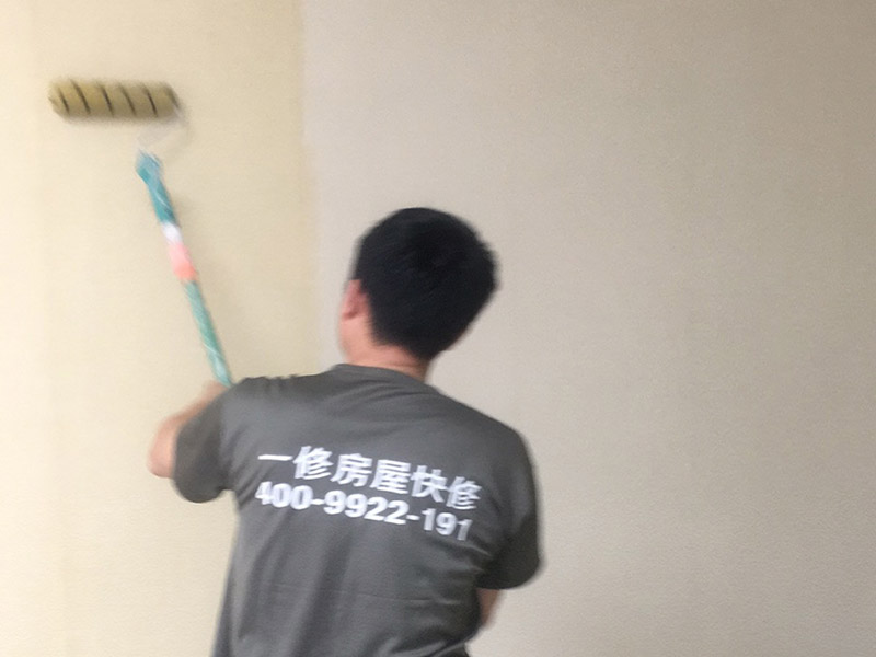 撕墻紙刷乳膠漆：1、首先，需要將壁紙清除干凈，弄濕了會(huì)更好撕下來。撕壞了也沒關(guān)系，反正壁紙是不要了的。只要保證墻面上干凈就OK。 2、然后，需要對墻面基層進(jìn)行打磨的。 3、如果拆完壁紙以后你發(fā)現(xiàn)基層并不平整的話，是需要進(jìn)行膩?zhàn)诱移焦ぷ鞯?；建議至少做一遍。 4、然后就是底漆和面漆的施工了。