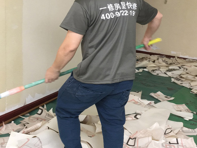 撕墻紙刷乳膠漆：1、首先，需要將壁紙清除干凈，弄濕了會(huì)更好撕下來。撕壞了也沒關(guān)系，反正壁紙是不要了的。只要保證墻面上干凈就OK。 2、然后，需要對墻面基層進(jìn)行打磨的。 3、如果拆完壁紙以后你發(fā)現(xiàn)基層并不平整的話，是需要進(jìn)行膩?zhàn)诱移焦ぷ鞯?；建議至少做一遍。 4、然后就是底漆和面漆的施工了。