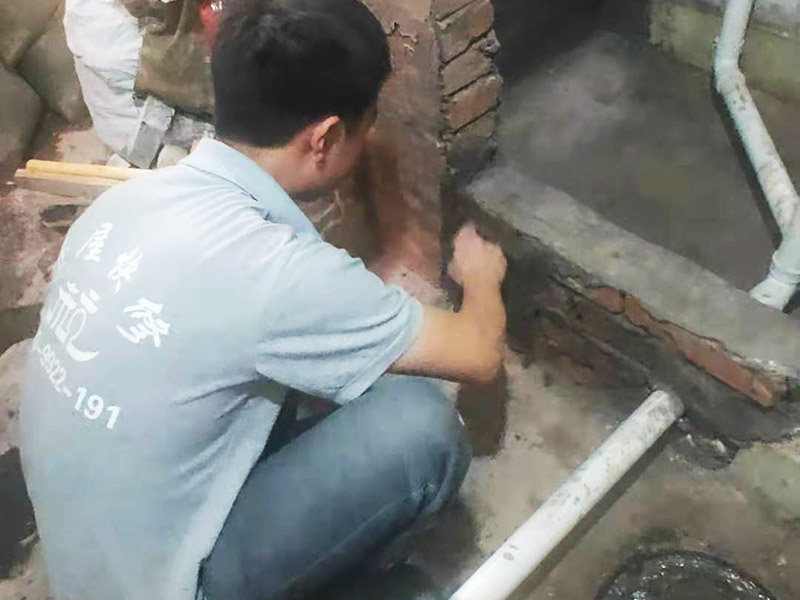 下水管周邊刷防水：1、首先，在已經(jīng)開好槽的地面清理完水泥塊及水泥灰塵，用水沖洗干凈，晾干大約一到兩天后檢查干燥沒問題的情況下刷防滲漏膠水，一般刷3遍。 2、接著放入水管，水管接口處刷好防水膠，多刷幾遍，完成后晾干； 3、檢查水管晾干后做水壓試驗，保證沒有漏水情況下，覆蓋水泥及地磚； 4、以上步驟完成后等待晾干，清理干凈，然后在地板縫隙處刷防滲漏膠水，特別在地漏及墻壁接縫處，馬桶安裝縫隙處，一般至少刷3遍以上，完全晾干后開始使用。