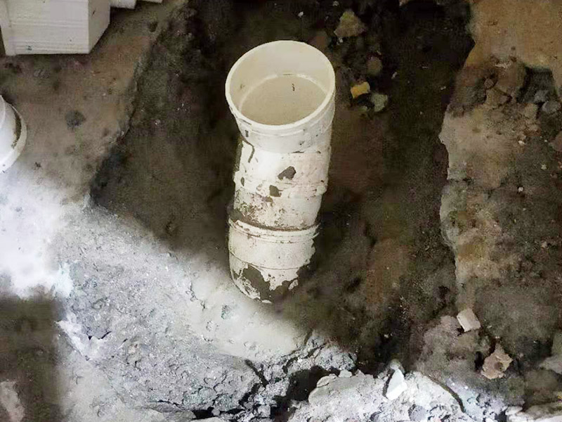 下水管周邊刷防水：1、首先，在已經(jīng)開好槽的地面清理完水泥塊及水泥灰塵，用水沖洗干凈，晾干大約一到兩天后檢查干燥沒問題的情況下刷防滲漏膠水，一般刷3遍。 2、接著放入水管，水管接口處刷好防水膠，多刷幾遍，完成后晾干； 3、檢查水管晾干后做水壓試驗，保證沒有漏水情況下，覆蓋水泥及地磚； 4、以上步驟完成后等待晾干，清理干凈，然后在地板縫隙處刷防滲漏膠水，特別在地漏及墻壁接縫處，馬桶安裝縫隙處，一般至少刷3遍以上，完全晾干后開始使用。