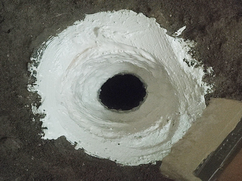 下水管周邊刷防水：1、首先，在已經(jīng)開好槽的地面清理完水泥塊及水泥灰塵，用水沖洗干凈，晾干大約一到兩天后檢查干燥沒問題的情況下刷防滲漏膠水，一般刷3遍。 2、接著放入水管，水管接口處刷好防水膠，多刷幾遍，完成后晾干； 3、檢查水管晾干后做水壓試驗，保證沒有漏水情況下，覆蓋水泥及地磚； 4、以上步驟完成后等待晾干，清理干凈，然后在地板縫隙處刷防滲漏膠水，特別在地漏及墻壁接縫處，馬桶安裝縫隙處，一般至少刷3遍以上，完全晾干后開始使用。