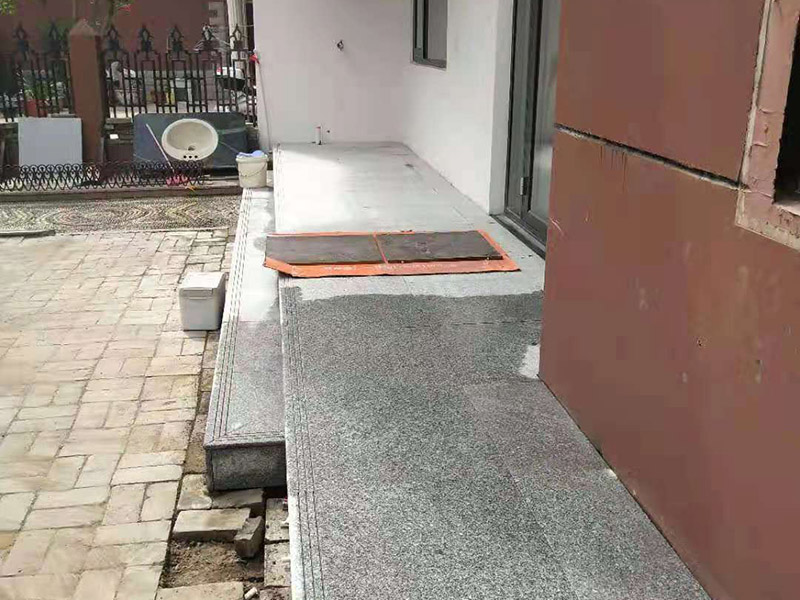 陽臺地磚鋪貼施工:先將選購的地磚清理干凈，并浸泡2小時以上。浸泡是為了讓地磚充分的吸足水分，以免在鋪貼完成后吸取材料中的水分，造成粘著劑水分不足，影響粘著牢固度， 從而引起空鼓、脫落的情況。地磚在充分浸水后和開始鋪貼前需要從水中取出并擦去表面水分，以便進行鋪貼。 地磚的鋪貼一般按照由門窗邊(或陽臺)開始，從上到下，由左及右的順序行進。具體的鋪貼方法為：先用水潤曾找平層，用鏟子將泥砂漿(或其它粘著劑)抹在瓷磚背面，再將地磚貼在墻面，再用鏟柄或橡膠錘輕敲地磚，使泥砂漿充滿墻面與地磚之間的空間。