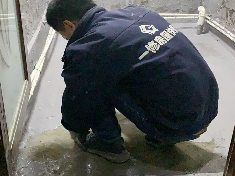 地面防水涂刷：在進行防水處理之前，一定先找平地面，如果地面不平或效果不好，可能造成因防水涂料薄厚不均而導(dǎo)致的開裂滲漏。地漏，墻角，管跟等接縫處要使用高彈性的柔性防水涂刷，因為衛(wèi)生間的墻與地面之間的接縫處會移位最容易滲水。 2、防水層做好后要留余一定的時間，讓防水層與建筑更好的融為一體，然后在防水層上做保護層在鋪地磚，施工過程中，可千萬馬虎不得。要盡量的保護防水層。 3、防水是隱蔽工程，后續(xù)的施工也有可能會破壞防水層，如果地磚已鋪設(shè)完畢，可千萬不要砸地磚，用專業(yè)的補縫防水材料，把所有的縫隙堵住做好防水就好了。也同樣適用于衛(wèi)生間防水層失效后防水工程。 4、防水是一項系統(tǒng)工程，每處產(chǎn)生的原因及處理方法不盡相同。材料是基礎(chǔ)，施工是關(guān)鍵，后續(xù)服務(wù)是保證。