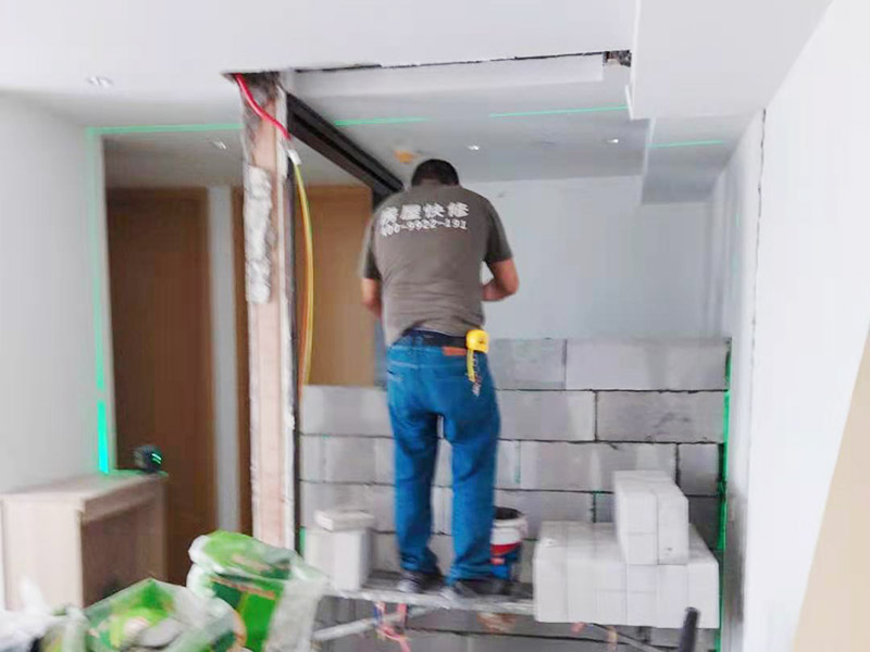 房屋局部改造：衛(wèi)生間改造中水電的改造尤為重要且需要最早開始著手，由于會(huì)涉及到浴霸采暖、燈光的線路走向、水管的入墻等問題，所以在改造之前需制定一個(gè)詳細(xì)的水電走向設(shè)計(jì)，從而提高安全質(zhì)量以及滿足裝修業(yè)主們生活的需要。衛(wèi)生間內(nèi)的防水涂料是由地面延伸到墻面的，涂刷過程中精良的保證厚度均勻。還需要處理好地面和墻面交界處的各類管件的涂刷。待防水處理完全確定后，等待地面干透就可以做后續(xù)的工程了。