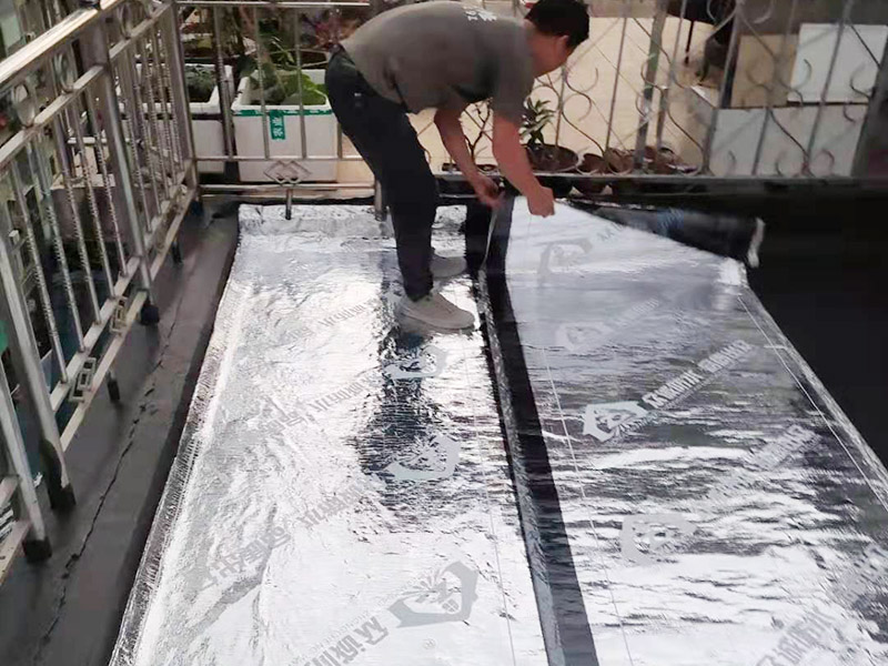 房屋局部改造：衛(wèi)生間改造中水電的改造尤為重要且需要最早開始著手，由于會(huì)涉及到浴霸采暖、燈光的線路走向、水管的入墻等問題，所以在改造之前需制定一個(gè)詳細(xì)的水電走向設(shè)計(jì)，從而提高安全質(zhì)量以及滿足裝修業(yè)主們生活的需要。衛(wèi)生間內(nèi)的防水涂料是由地面延伸到墻面的，涂刷過程中精良的保證厚度均勻。還需要處理好地面和墻面交界處的各類管件的涂刷。待防水處理完全確定后，等待地面干透就可以做后續(xù)的工程了。