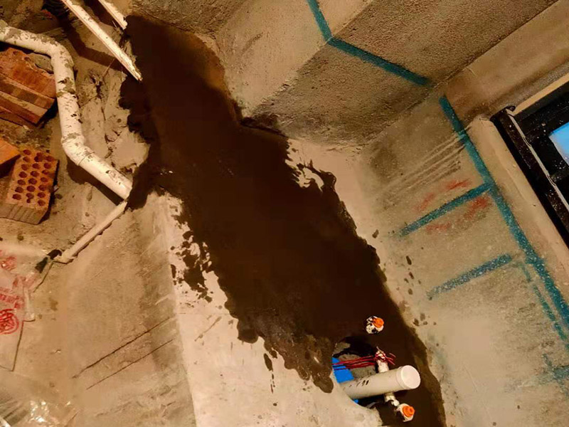 衛(wèi)生間改造施工：衛(wèi)生間改造中水電的改造尤為重要且需要最早開始著手，由于會(huì)涉及到浴霸采暖、燈光的線路走向、水管的入墻等問題，所以在改造之前需制定一個(gè)詳細(xì)的水電走向設(shè)計(jì)，從而提高安全質(zhì)量以及滿足裝修業(yè)主們生活的需要。 其次就是需要對(duì)其做相應(yīng)的防水處理。因?yàn)樵谌粘５募彝ブ校l(wèi)生間的水是處處可見的，非常潮濕。衛(wèi)生間內(nèi)的防水涂料是由地面延伸到墻面的，涂刷過程中精良的保證厚度均勻。還需要處理好地面和墻面交界處的各類管件的涂刷。待防水處理完全確定后，等待地面干透就可以做后續(xù)的工程了。這里要著重提醒，衛(wèi)生間下水口位置的防水要特別處理好，保證今后的檢查與維修。