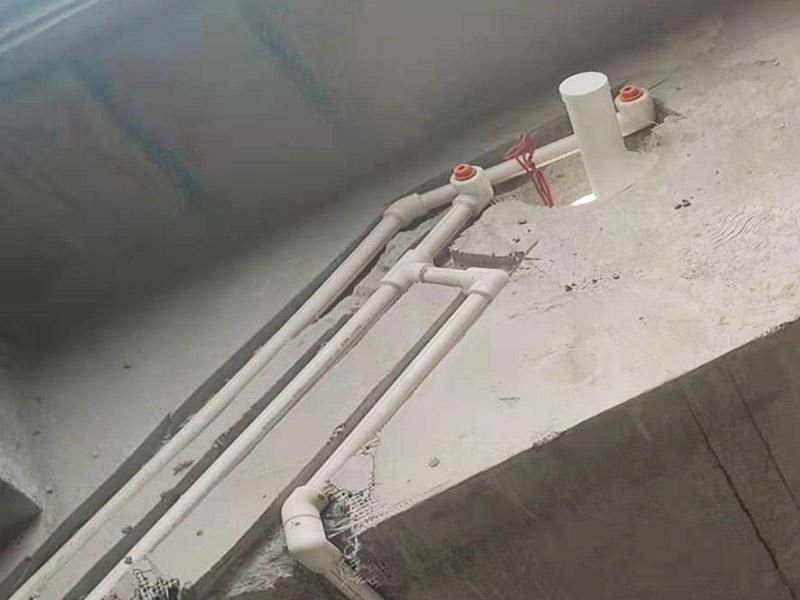 衛(wèi)生間改造施工：衛(wèi)生間改造中水電的改造尤為重要且需要最早開始著手，由于會(huì)涉及到浴霸采暖、燈光的線路走向、水管的入墻等問題，所以在改造之前需制定一個(gè)詳細(xì)的水電走向設(shè)計(jì)，從而提高安全質(zhì)量以及滿足裝修業(yè)主們生活的需要。 其次就是需要對(duì)其做相應(yīng)的防水處理。因?yàn)樵谌粘５募彝ブ?，衛(wèi)生間的水是處處可見的，非常潮濕。衛(wèi)生間內(nèi)的防水涂料是由地面延伸到墻面的，涂刷過程中精良的保證厚度均勻。還需要處理好地面和墻面交界處的各類管件的涂刷。待防水處理完全確定后，等待地面干透就可以做后續(xù)的工程了。這里要著重提醒，衛(wèi)生間下水口位置的防水要特別處理好，保證今后的檢查與維修。