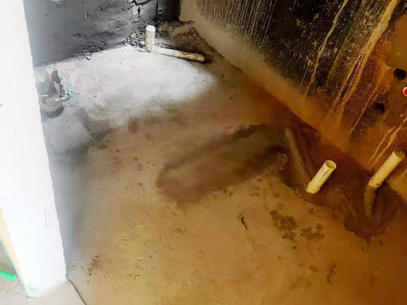 衛(wèi)生間改造施工：衛(wèi)生間改造中水電的改造尤為重要且需要最早開始著手，由于會(huì)涉及到浴霸采暖、燈光的線路走向、水管的入墻等問題，所以在改造之前需制定一個(gè)詳細(xì)的水電走向設(shè)計(jì)，從而提高安全質(zhì)量以及滿足裝修業(yè)主們生活的需要。 其次就是需要對(duì)其做相應(yīng)的防水處理。因?yàn)樵谌粘５募彝ブ?，衛(wèi)生間的水是處處可見的，非常潮濕。衛(wèi)生間內(nèi)的防水涂料是由地面延伸到墻面的，涂刷過程中精良的保證厚度均勻。還需要處理好地面和墻面交界處的各類管件的涂刷。待防水處理完全確定后，等待地面干透就可以做后續(xù)的工程了。這里要著重提醒，衛(wèi)生間下水口位置的防水要特別處理好，保證今后的檢查與維修。